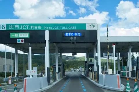 高速道路料金所職員「うわっ！このおっさんむっちゃ酒臭いし車内に酒の空き缶あるやん…」→通報