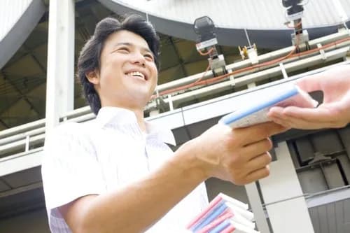 【悲報】街で配っている無料ティッシュウイカさん、もらわない選択肢がないｗｗｗｗｗｗｗｗｗｗ