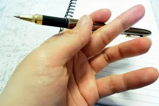 【悲報】「ペン回し」とかいうクソの役にも立たない技術wwwwwwwwwwwwwwww