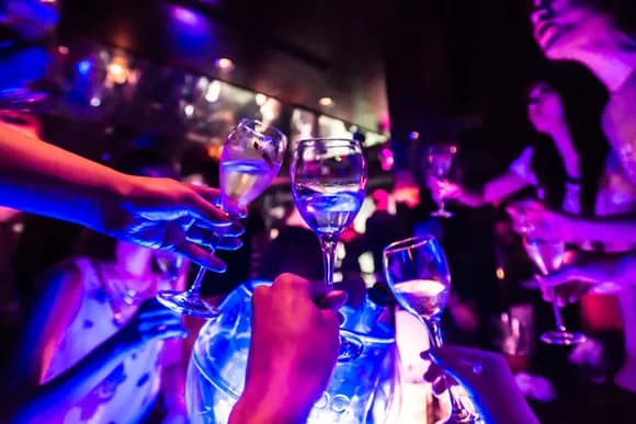 【悲報】キャバクラ業界「このままじゃ全国全滅や!頼む来てくれ!」