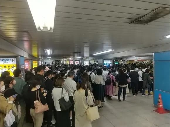 【画像】山手線見合わせ影響で丸ノ内線に通勤難民が殺到、まるでカオスwwwww