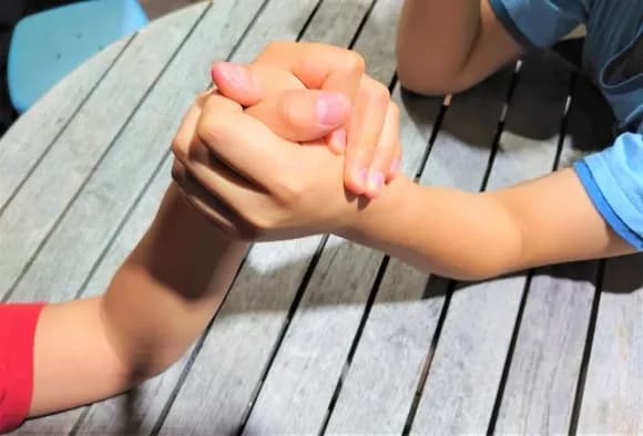 【悲報】中2ワイ、帰宅部女子に腕相撲で負ける・・・・・・・・・・・・