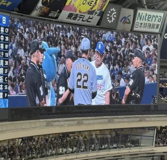 【画像】井上監督、藤川監督にガンを飛ばすwwwwwwwww