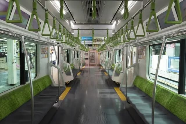 スマホがない時代の電車内、謎すぎるwww