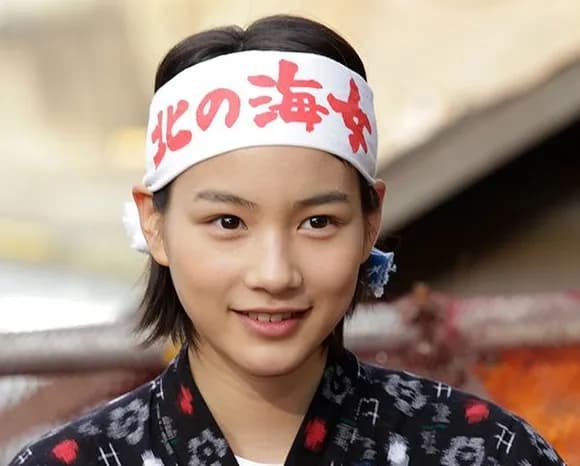 【画像】能年玲奈さん、胸元丸出しwwwwwwwwwwww