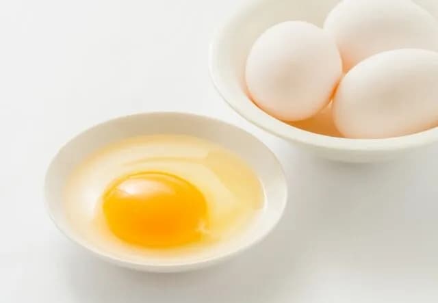 レシピ本「最後に上に卵黄を乗せて完成です!」ワイ「卵白は?」