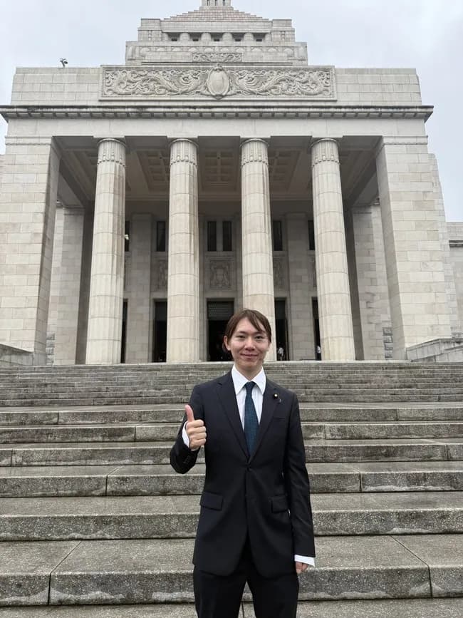 【悲報】チームみらいの党首、なんか袖が長過ぎる