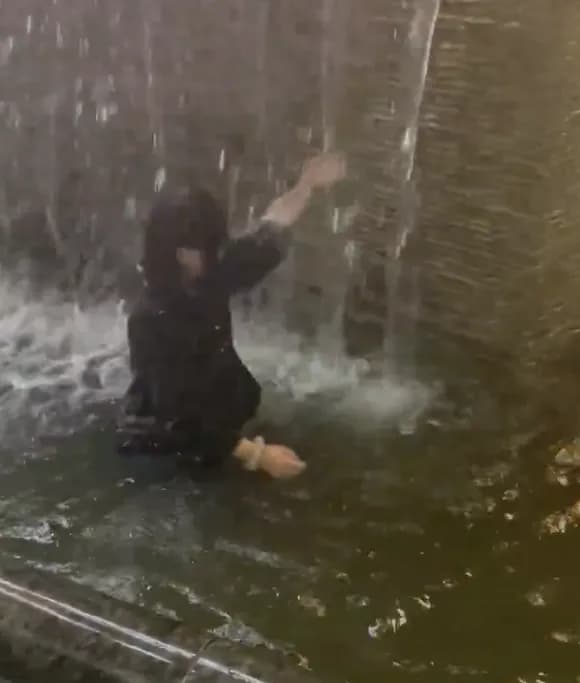 【動画】トー横女子、暑すぎて狂うwwwwwwwwwwwwwww