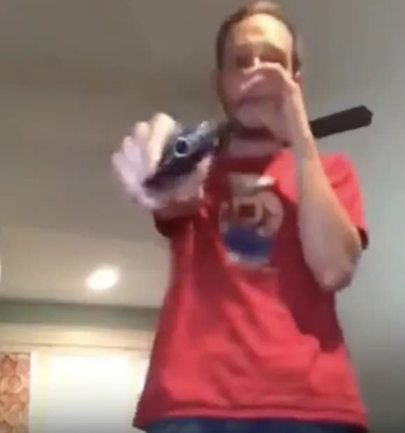 【動画】海外おじ「本物の銃で遊んだ結果wwwwww」