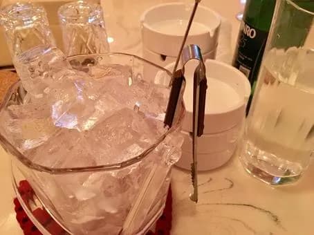 【悲報】キャバ嬢「助けて!!若い男が全く来ないの!!」