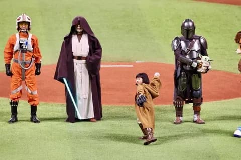 【日本ハム】マントを脱ぐと永尾柚乃!Fピッチ登場にファンどよめく 新庄監督からリストバンド贈られる 「スター・ウォーズ」一員で入場