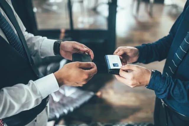 【悲報】東京・大手町駅前、道端で新卒社員が名刺交換を要求してくるらしいwwwwwwwwwwwwwwwwwwwwwwwww