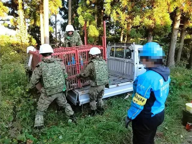 自衛隊さん、クマ対策に謎の木の棒を持たされる