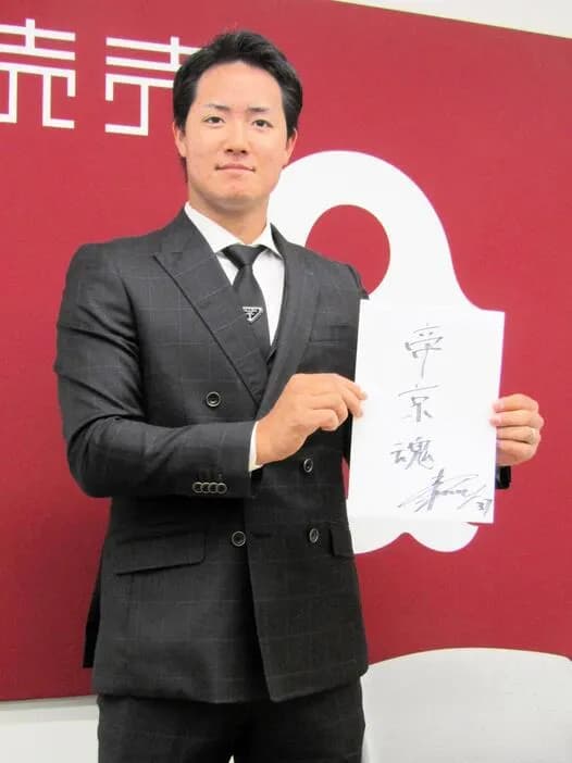 巨人・郡は40万減の840万円で更改 オフは帝京高の先輩・松本剛と自主トレ FA宣言で注目の先輩だが「僕からは何も話すことはない(笑)」