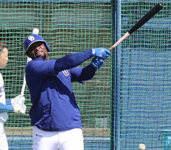 中日・井上監督、大砲サノーに頭を悩ませる「パワーは凄い。守備が…。今年からDH制ならいいのに」