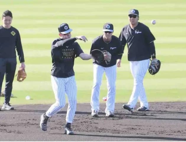 阪神の新外国人ディベイニーが今春4度目の早出特守 遊撃位置で約30分間、藤川監督も熱視線