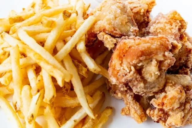 食べ放題でフライドポテトと唐揚げばかり食べてるおじさんいるでしょ?