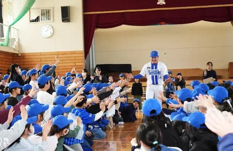 DeNA石田裕太郎が母校・屏風浦小に凱旋! 後輩キッズ大熱狂の「帽子お渡し会」 東、藤浪らも県内各地をサプライズ訪問