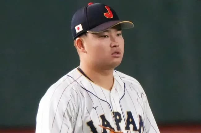 【WBC】村上宗隆、天皇皇后両陛下退場時の“ガム噛み&腕組み”に批判の声「これはダメ」