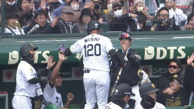 野手転向の西純矢、ウィンゲンターから決勝タイムリー! 藤川監督も笑顔