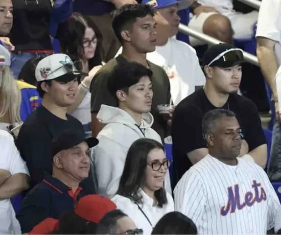 侍ジャパン 佐藤輝、坂本、森下の阪神トリオは仲良く並んで熱視線 ドミニカ-ベネズエラを現地観戦