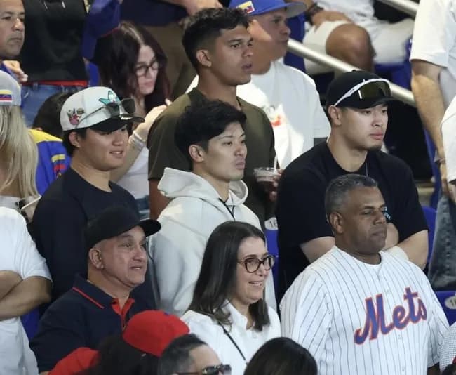 侍ジャパン 佐藤輝、坂本、森下の阪神トリオは仲良く並んで熱視線 ドミニカ-ベネズエラを現地観戦