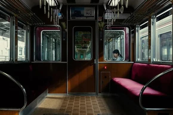 【悲報】スマホがなかった時代の電車の中、何してたか思い出せない・・・・・・・・・・・・・・