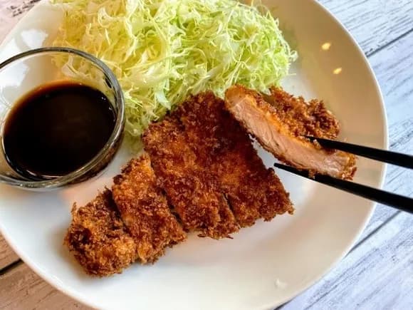 【衝撃】とんかつに『醤油』かけて食う奴wwwwwwww