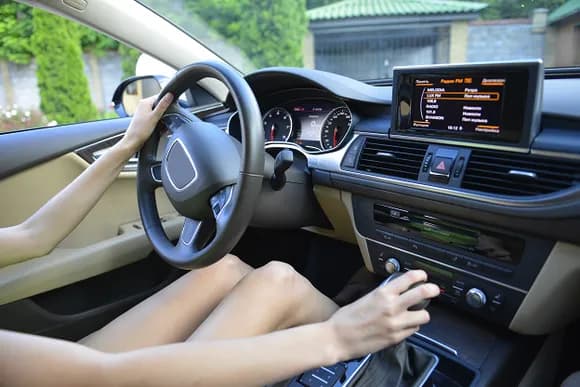 【悲報】車校「ガソリンの入れ方教えません、サンキューハザード教えません、パッシング教えません」