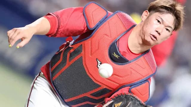 カープ坂倉『頭脳的好プレー』で柳田のホームインを阻止!床田暴投→ベンチへ入る球をスルー