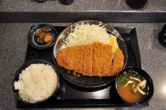 【画像】トンカツ、どこから食べるか議論にwwwwwwwwwwww