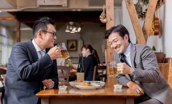 【悲報】友達「酒でやらかしてさーw」ワイ「お前酒癖悪すぎだろ!w(はいはい酒癖悪いと思われたいんやね)」