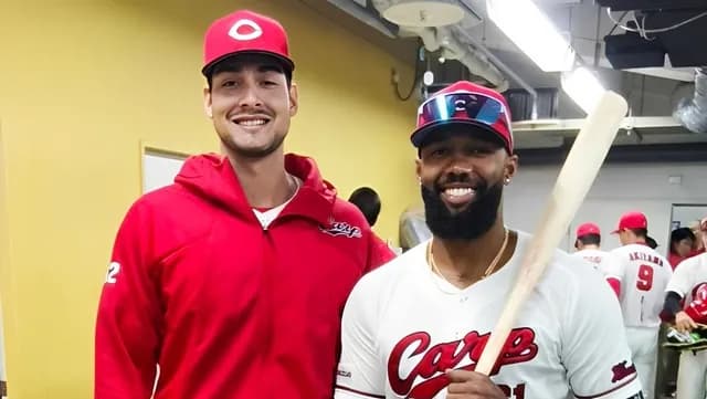 【ぐう聖】カープターノック、島内を励ます。ファビとは笑顔で2ショット