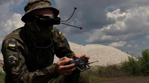 【動画】ドローンさん、時速150キロで兵士を追いかけ回してあの世送りにしてしまう・・・・・・・・・