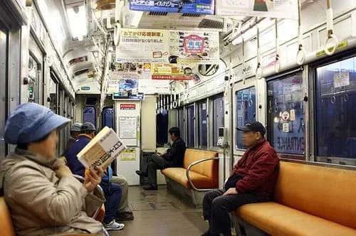 【悲報】「電車内でジャンプしたら自分だけ空中に残るから大惨事になる」とかいうやつwwwwwwwwww