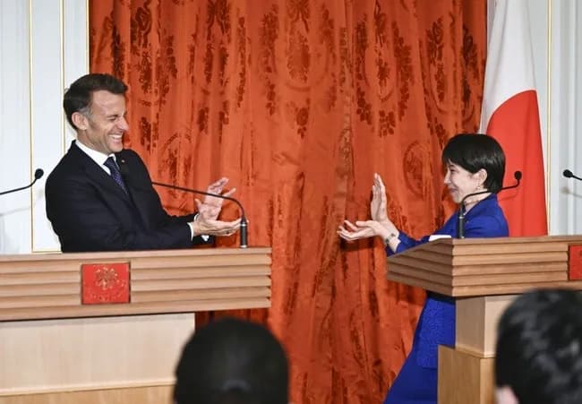 日仏首脳が「かめはめ波~!」鳥山明氏ファンのマクロン大統領も笑顔wwwwww