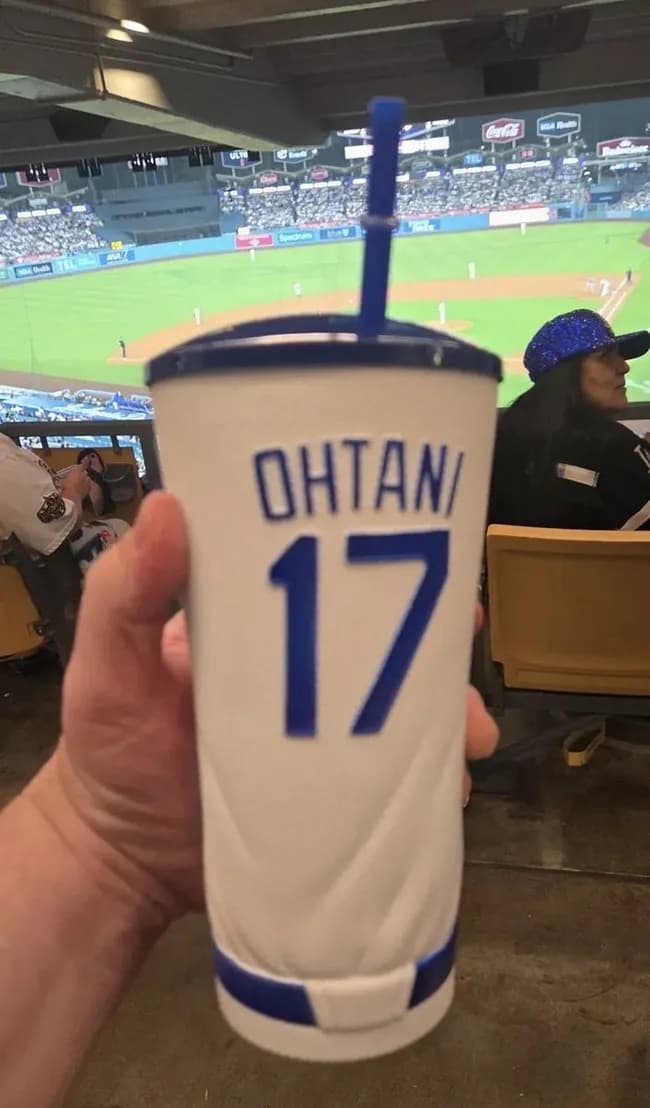 ドジャース「大谷カップ(1.3万)買えばジュース1日飲み放題だよ!」→大炎上→ドジャ「シーズン無料にするわ」