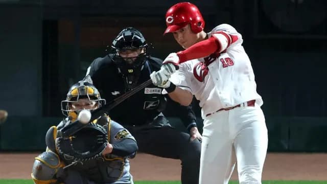 カープ佐々木泰プロ1号ホームラン!新井監督の期待に応え渾身ガッツポーズ!!