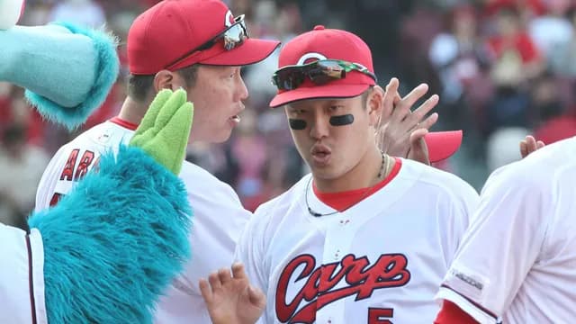 カープ小園『ポジコロ守備固め』直後にエラー。新井監督は苦言「もうちょっと状況考えてやって」【監督談話/反省会】