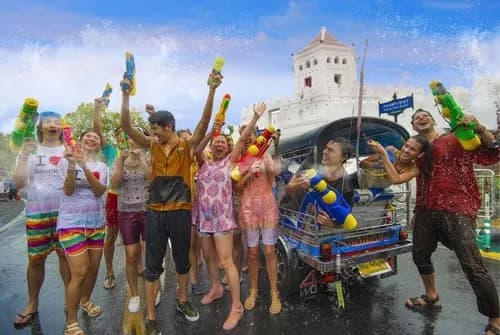 【動画】タイの陽キャさん、水をかけられ死亡へ・・・・・・・・・