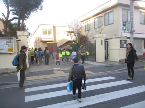 【悲報】女子小学生の「こんにちはー」、ガチで不審者への声かけ運動だったwwwwwwwwww