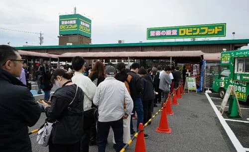 【悲報】愛知県民さん、スーパーの開店日に歩道まで大行列を作ってしまうwwwwwwwwww