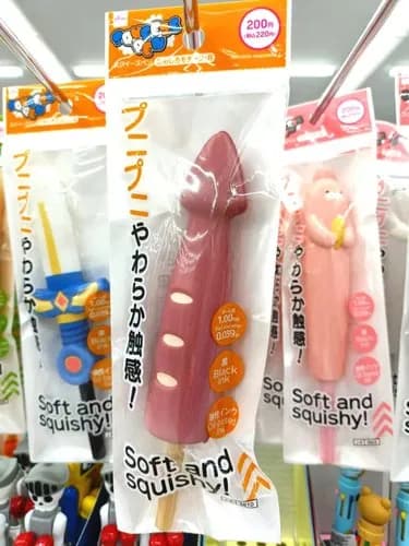 【悲報】ダイソーさん、完全にち◯こなペンを堂々と販売してしまうwwwwwwwwww