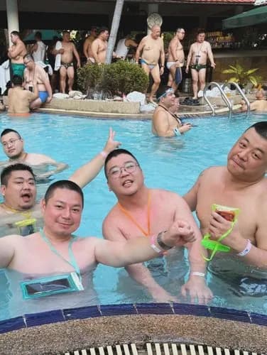 【悲報】マ◯コ「社員旅行楽しかった♡」パシャwwwwwwwwww