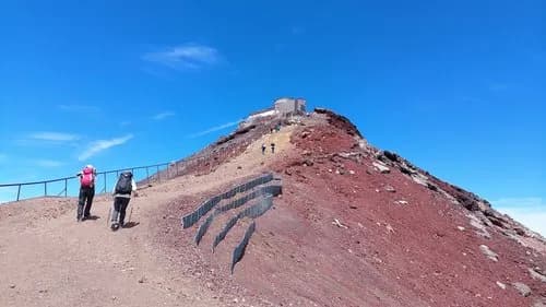 【爆笑】中国人登山客さん、富士山の頂上で国旗を振り回した結果wwwwwwwwww