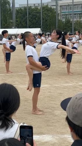 【悲報】この運動会の組体操さん、エッッッすぎるwwwwwwwwww